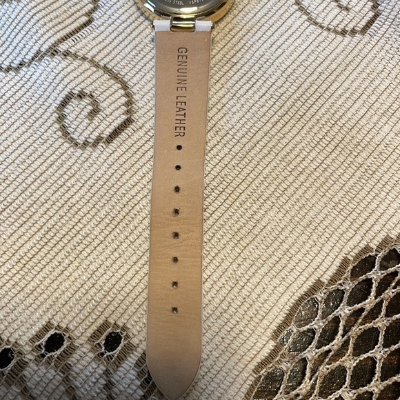 🪩Host Pick🪩Versus Versace White Textured Leather Band Goldtone Watch - Picture 7 of 10